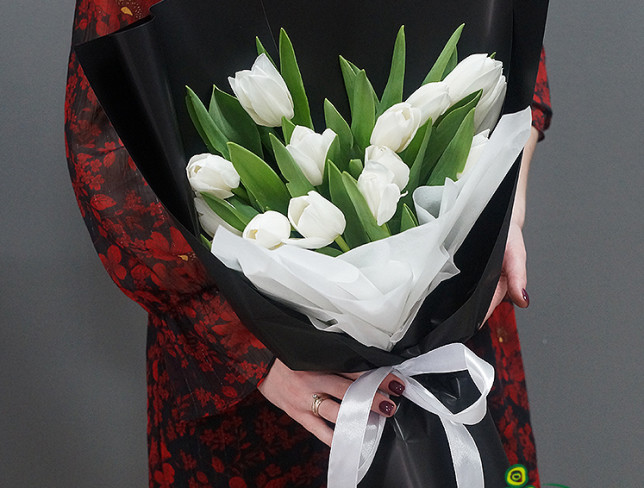 Букет из белых тюльпанов в черной бумаге и белой сетке фото